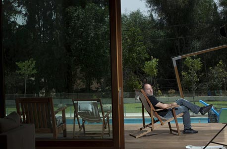 דני גולדשטיין בחצר ביתו. "אני פותח את היום בשחייה" דני גולדשטיין בחצר ביתו. "אני פותח את היום בשחייה"
