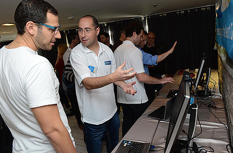 מבקרי אירוע העיתונאים של אינטל מתנסים בממשק זיהוי התנועה של החברה מבקרי אירוע העיתונאים של אינטל מתנסים בממשק זיהוי התנועה של החברה