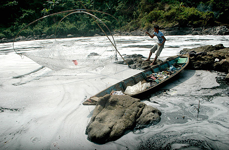 נהר סיטארום באינדונזיה. מגוון מזהמים ברמות הגבוהות פי אלף מהמותר