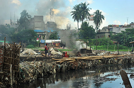 הזאריבג' בבנגלדש. התושבים חולים במחלות דרכי הנשימה, פריחות, סחרחורות ובחילות
