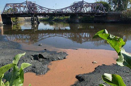 מטאנזה-ריאצ'ולו בארגנטינה. 15 אלף מפעלים מזרימים פסולת לנהר