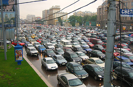 מוסקבה. הנסיעה בשעות השיא לוקחת פי שתיים יותר זמן מבשעות הרגועות