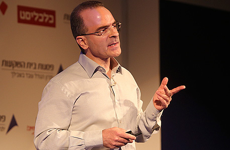 דיוויד גילה נואם בוועידה דיוויד גילה נואם בוועידה