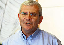 אלי יונס, מנכ"ל מזרחי טפחות. מי מעתיק ממי? אלי יונס, מנכ"ל מזרחי טפחות. מי מעתיק ממי?