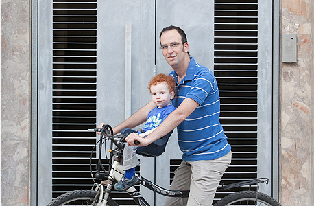 עידן דורפמן. מתנייד באמצעי תחבורה אלטרנטיביים