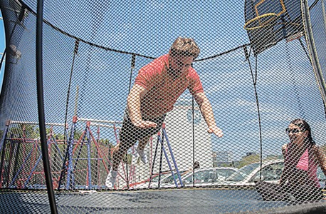 אימון על טרמפולינת Spring Free. כל הקפיצים נמצאים בחלק התחתון