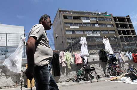 25% אחוזי אבטלה. שוק פישפשים בפיראוס, יוון