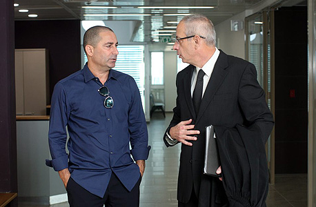 ג'קי בן זקן ועורך דינו נבות תל צור בבית המשפט