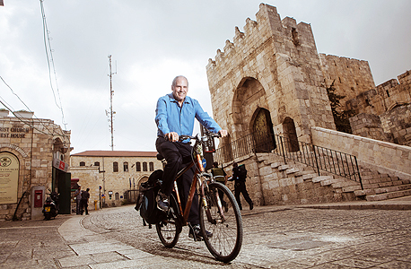אלנבלום בירושלים. "אני אדם אופטימי ומאמין בטכנולוגיה ובקידמה, אבל המחשבה שהטכנולוגיה תפתור את הבעיות האלה שגויה"