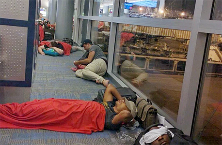 נוסעים מחכים בשדה