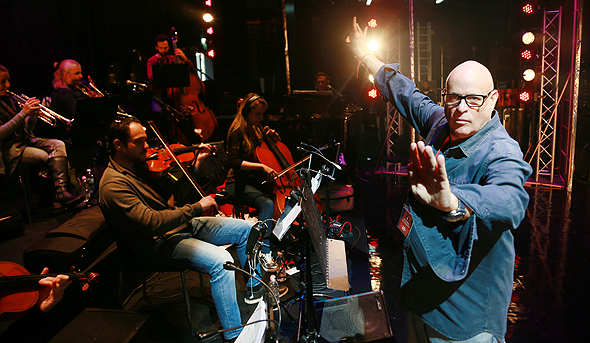 פסטר עובר על מחזמר עם נגיעות אוטוביוגרפיות