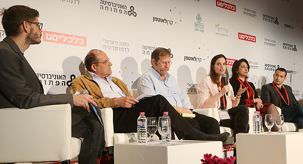 חברי הפאנל: משמאל: ספי קרופסקי, פרופ' מרדכי קרמניצקר, ד"ר אברהם ליפשיץ, רננה רז, רנא ראבי ועידן הלפרין