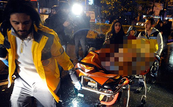 מפנים פצועים מהזירה באיסטנבול, הלילה