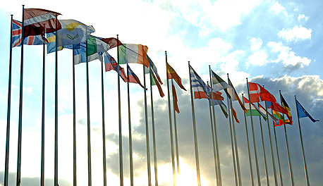 דגלי מדינות האיחוד האירופי. חילוץ יבשתי, צילום: בלומברג