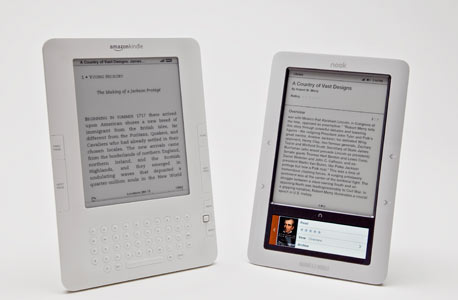 הנוק של בארנס אנד נובל (מימין) והקינדל של אמזון, צילום: בלומברג