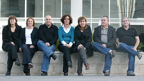 מימין: חרות, עמירם ואיילת גיא, בהירה ודוי פרופטה, צילה ויונטה וריבי גולדה. "הקשרים נארגו מחדש" מימין: חרות, עמירם ואיילת גיא, בהירה ודוי פרופטה, צילה ויונטה וריבי גולדה. "הקשרים נארגו מחדש"