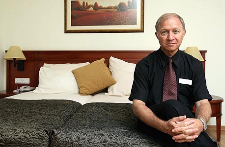דובי בנארי, מנהל המלון של כפר בלום: "אחד החברים, איש חכם, אמר לי 'אתה באמת חושב שאם תלבש עניבה נעשה יותר כסף?'. הם לא הבינו ש'קיבוץ' זה לא משהו שאנחנו רוצים לשדר. 'קיבוץ' זה לא שירות, 'קיבוץ' זה לא פינוק" דובי בנארי, מנהל המלון של כפר בלום: "אחד החברים, איש חכם, אמר לי 'אתה באמת חושב שאם תלבש עניבה נעשה יותר כסף?'. הם לא הבינו ש'קיבוץ' זה לא משהו שאנחנו רוצים לשדר. 'קיבוץ' זה לא שירות, 'קיבוץ' זה לא פינוק"