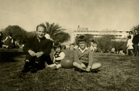 1962. ישראל הרטמן עם ילדיו אלקס וגילית בטיול קצר בגן העצמאות 1962. ישראל הרטמן עם ילדיו אלקס וגילית בטיול קצר בגן העצמאות