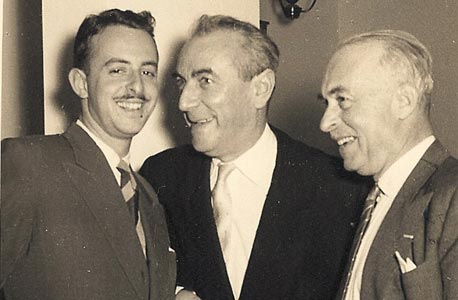 1957, פריץ נשיץ (מימין) וגד נשיץ (משמאל) עם עו"ד דוד הרמן, קבלת פנים בשגרירות הונגריה 1957, פריץ נשיץ (מימין) וגד נשיץ (משמאל) עם עו"ד דוד הרמן, קבלת פנים בשגרירות הונגריה