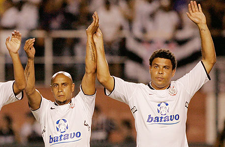 רונלדו (מימין) ורוברטו קרלוס במדי קורינתיאנס. במקום השני, צילום: איי פי