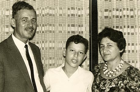 1961. סוניה ויהושע כצמן עם חיים, בביתם בקריית מאיר (רח' צייטלין), תל אביב 1961. סוניה ויהושע כצמן עם חיים, בביתם בקריית מאיר (רח' צייטלין), תל אביב