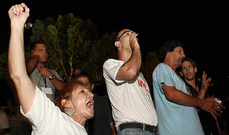 חברי "עיר לכולנו": "לא רוצים אפרטמנטהייד, לא רוצים גזעני דיור" חברי "עיר לכולנו": "לא רוצים אפרטמנטהייד, לא רוצים גזעני דיור"