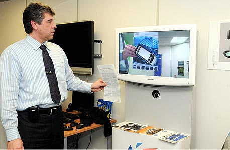 גאה מדגים כיצד תמונה דו ממדית של רכב הופכת לתלת ממדית ב-AR גאה מדגים כיצד תמונה דו ממדית של רכב הופכת לתלת ממדית ב-AR