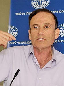 על התקלה בסלקום: כשישב כאן סמנכ"ל הטכנולוגיות שלה ראיתי מתי הוא מגרד בראש ונראה בלחץ. הוא שידר אמינות" על התקלה בסלקום: כשישב כאן סמנכ"ל הטכנולוגיות שלה ראיתי מתי הוא מגרד בראש ונראה בלחץ. הוא שידר אמינות"