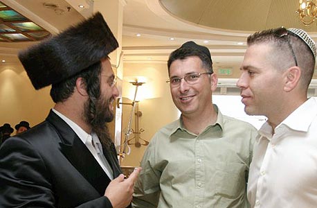 לייבוביץ' עם השרים גלעד ארדן וגדעון סער בברית לבנו לייבוביץ' עם השרים גלעד ארדן וגדעון סער בברית לבנו