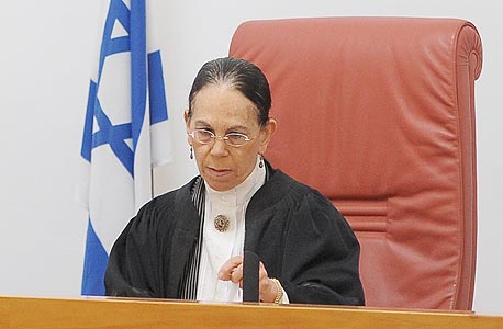 איילה פרוקצ'יה: "לא פעם הגבול בין פעולה עסקית לגיטימית ובין מעשה פלילי דק. דק ככל שיהיה הגבול, הרי שהמשיבים חצוהו בעיניים פקוחות" איילה פרוקצ'יה: "לא פעם הגבול בין פעולה עסקית לגיטימית ובין מעשה פלילי דק. דק ככל שיהיה הגבול, הרי שהמשיבים חצוהו בעיניים פקוחות"