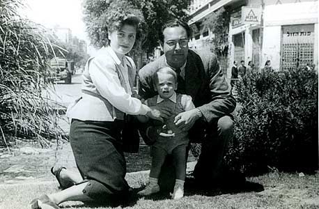 1952. אליהו ורוזי שמול עם הפעוט רמי. טיול בתל אביב