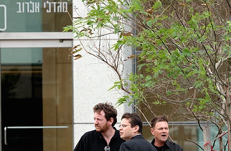 נתוביץ (משמאל) בדרך לדירת שר הביטחון. בשום שלב לא נערכה בדיקה גופנית נתוביץ (משמאל) בדרך לדירת שר הביטחון. בשום שלב לא נערכה בדיקה גופנית