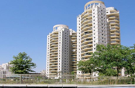 לב הפארק בפתח תקווה. אחד הפרויקטים הבולטים של עץ השקד לב הפארק בפתח תקווה. אחד הפרויקטים הבולטים של עץ השקד