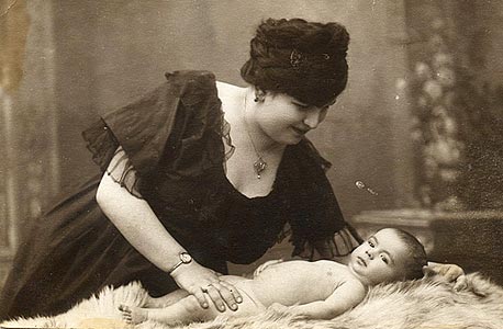 1920. אווה לנדסברג עם ברונו התינוק, צילום סטודיו בעיר צ'רנוביץ', רומניה 1920. אווה לנדסברג עם ברונו התינוק, צילום סטודיו בעיר צ'רנוביץ', רומניה