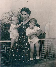 1945. טובה בורוביץ' עם התאומים איזי (משמאל) ודדי, בדרך ליום הולדת 4 בגן. תל אביב 1945. טובה בורוביץ' עם התאומים איזי (משמאל) ודדי, בדרך ליום הולדת 4 בגן. תל אביב