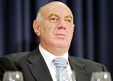 דב וייסגלס. "בבנק לאומי רוטטים מפחד" אומר מקורב לו דב וייסגלס. "בבנק לאומי רוטטים מפחד" אומר מקורב לו