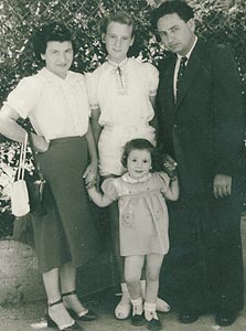 1950. בנימין ואדלה ארנר עם הבנות יעל בת השלוש וזהבה בת ה-13, חיפה 1950. בנימין ואדלה ארנר עם הבנות יעל בת השלוש וזהבה בת ה-13, חיפה