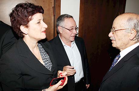 רם כספי, יאיר המבורגר וסמדר ברבר צדיק. הרימו כוסית רם כספי, יאיר המבורגר וסמדר ברבר צדיק. הרימו כוסית