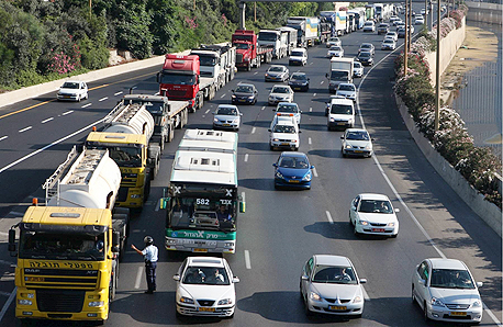 משאיות. יידרשו לבדיקה ארבע פעמים בשנה משאיות. יידרשו לבדיקה ארבע פעמים בשנה