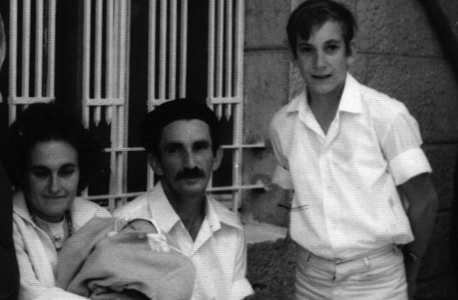 1969. יהודית ואלימלך רוזנטל עם יפתח בן ה־13 וגל התינוק, בבית הסבים במגדיאל 1969. יהודית ואלימלך רוזנטל עם יפתח בן ה־13 וגל התינוק, בבית הסבים במגדיאל