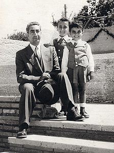1955. מאיר ימיני עם צבי בן ה-4 ויורם בן ה-7 1955. מאיר ימיני עם צבי בן ה-4 ויורם בן ה-7