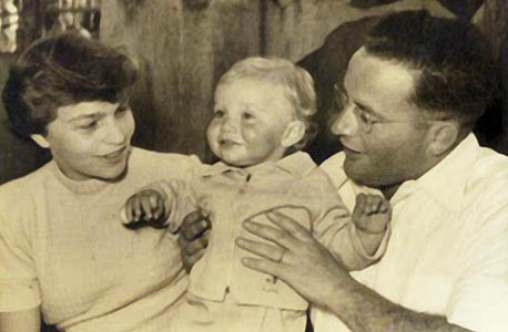 1954. נתנאל ואריקה לורך עם אמנון בן השנה, בביקור אצל הסבים בירושלים 1954. נתנאל ואריקה לורך עם אמנון בן השנה, בביקור אצל הסבים בירושלים