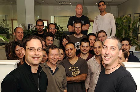 גבי בילצ'יק, ממייסדי קונדואיט (מימין), יוחאי לוי, סמנכ"ל השיווק של החברה (משמאל) ועובדי החברה. 1.5 מיליון הורדות ביום גבי בילצ'יק, ממייסדי קונדואיט (מימין), יוחאי לוי, סמנכ"ל השיווק של החברה (משמאל) ועובדי החברה. 1.5 מיליון הורדות ביום