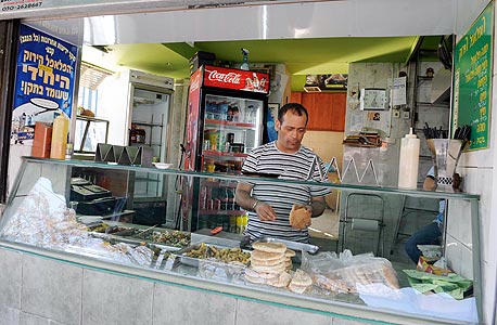פינת הפלאפל הירוק, באר שבע. מנה: 12 שקל פינת הפלאפל הירוק, באר שבע. מנה: 12 שקל