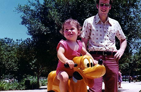 1976. צבי סטפק עם אבנר בן השנתיים, בפארק הירקון, תל אביב 1976. צבי סטפק עם אבנר בן השנתיים, בפארק הירקון, תל אביב