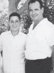 1966. אבנר בן ש"ך עם אהוד, חתן בר המצווה, במסיבה בחצר בית המשפחה ברמת חן 1966. אבנר בן ש"ך עם אהוד, חתן בר המצווה, במסיבה בחצר בית המשפחה ברמת חן