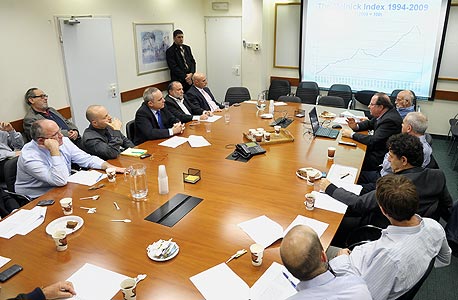 דיוני הפורום לכלכלה וחברה באוצר, שבראשו עמד מואב דיוני הפורום לכלכלה וחברה באוצר, שבראשו עמד מואב