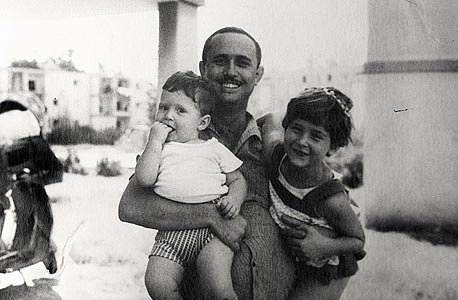 1965. בני גאון עם משה בן השנתיים ומיכל בת השמונה, מתחת לבית המשפחה בפתח תקווה 1965. בני גאון עם משה בן השנתיים ומיכל בת השמונה, מתחת לבית המשפחה בפתח תקווה
