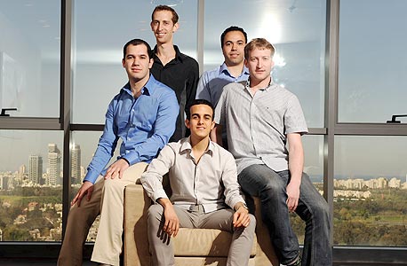 מייסדי לברייט. מימין: רן שטראוס, יוסי רואש, דורון כהן ודורון סומך. במרכז: איתי דמתי מייסדי לברייט. מימין: רן שטראוס, יוסי רואש, דורון כהן ודורון סומך. במרכז: איתי דמתי