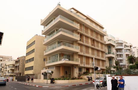 הבניין בטיילת בתל אביב אותו אמור לכאורה זינגר למכור לנרקיס, צילום: אוראל  כהן   